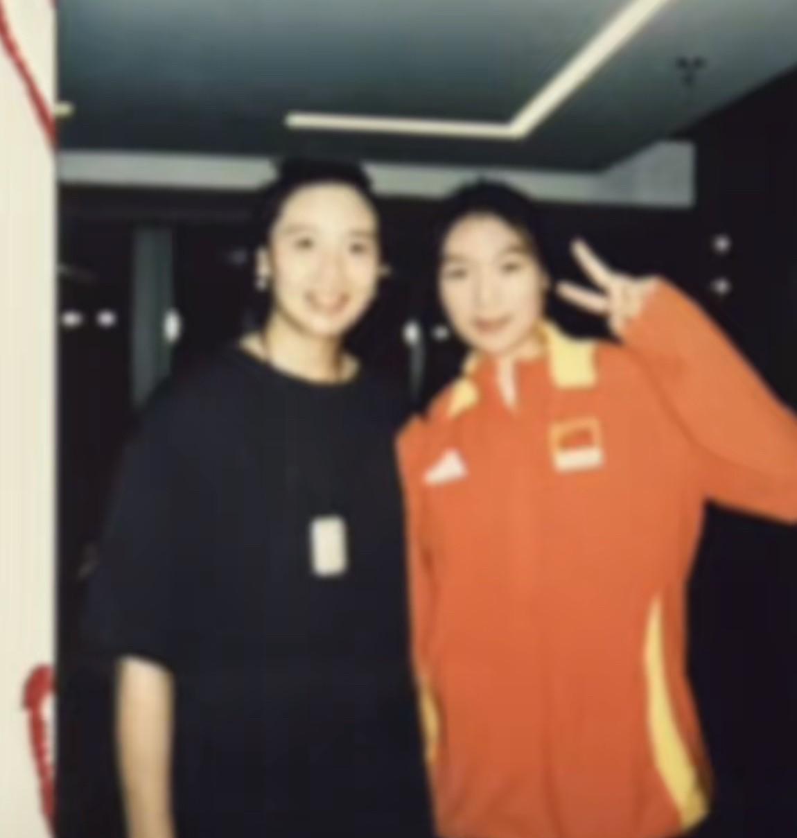 中国女排昨日从香港平安抵达北京体育总局！众多队员纷纷发文，张籽萱发了跟魏秋月的合