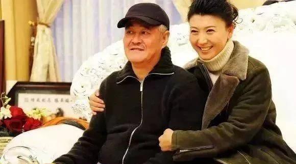 闫学晶，东北二人转演员，因赵本山提携成了大明星。可一次句号邀她私自外出走穴赚外快
