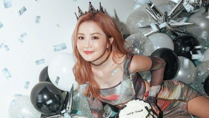 蔡卓妍43岁生日派对照片流出，健身教练男友甜蜜同框！