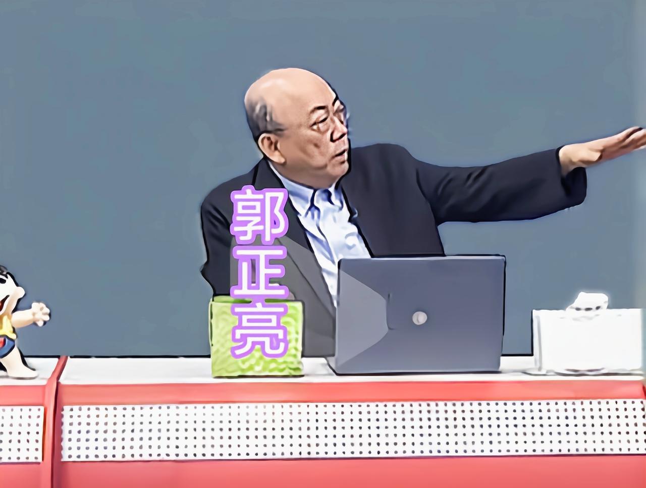 郭正亮：美国网友一面倒说福建舰三机弹射是“抄”他们的。
然后他们就谈到了岛内绿媒
