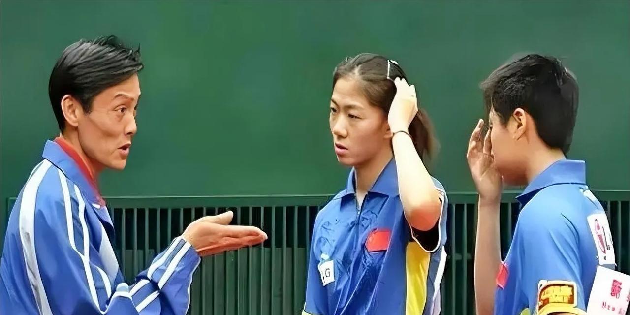 20年前
陆元盛指导正在耐心细致的，给队员牛剑锋和郭跃讲解技战术，辅导她们进行训
