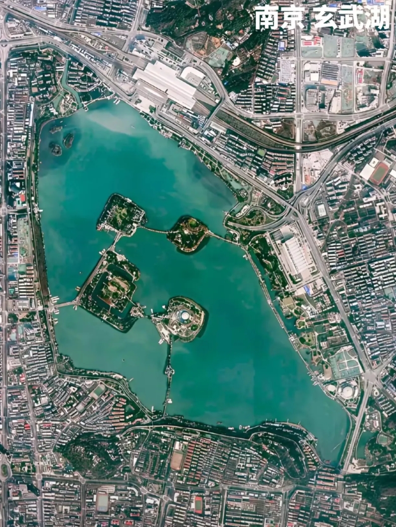 原本以为南京玄武湖只是一个面积很小的湖泊，没想到从高空俯瞰才知道南京玄武湖的宏大