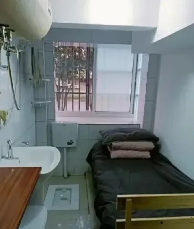 为什么香港还有这种房子？简直是厕所当卧室了
