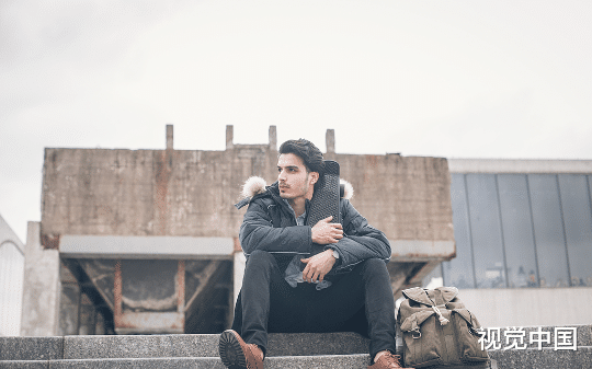 开学当天，网红室友抢我床位，还让豪门女友来给他撑腰，却不知他的豪门女友前几天还在求着我家跟她联姻