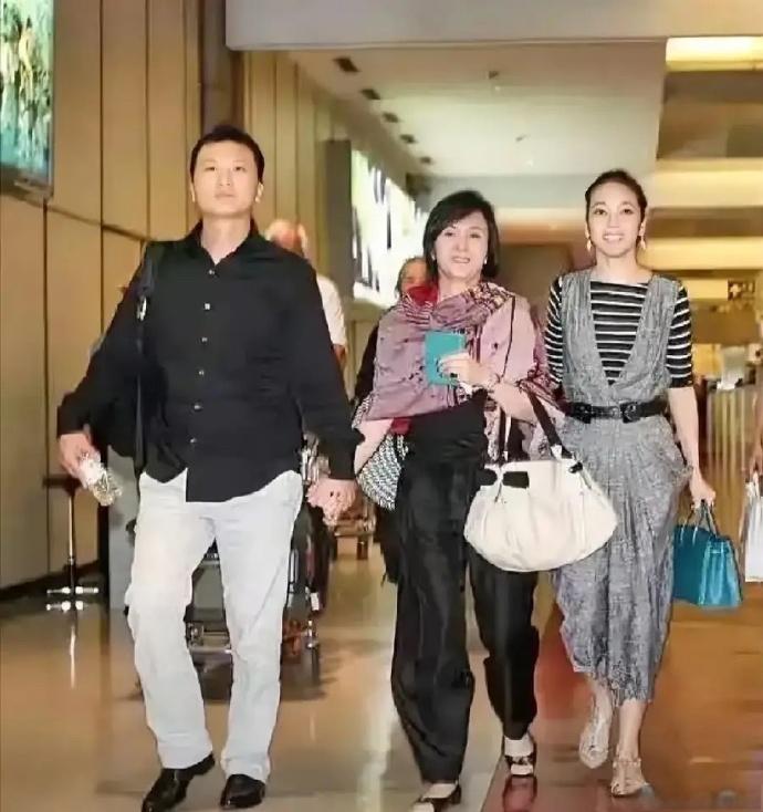 不看不知道  一看吓一跳
侯佩岑长的漂亮，情商也高
就是这家风有点让人看不懂
这