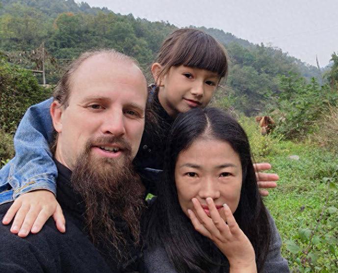 15年前，美国小伙到武当山当道士，娶女道友生混血，现状如何？
这个故事要从201