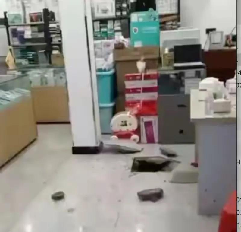 九天挖地道成功，缅北盗贼偷走价值500万人民币的黄金，只是为了回家建房子。
9月