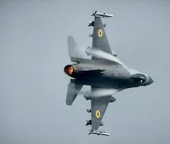 突发！乌克兰一架F-16战斗机疑似被俄罗斯军方击落！俄罗斯媒体发布快讯称，在苏梅