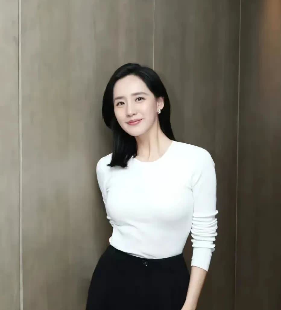 王智是个宝藏女演员。她1983年出生于辽宁鞍山，毕业于中戏，七岁就开始学武，妥妥