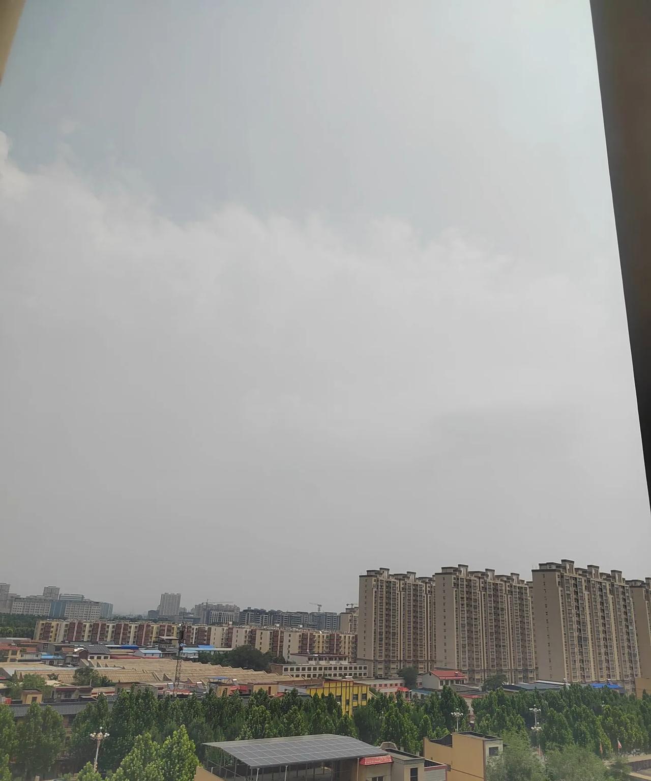 今天淇县天气，
虽然大太阳并不是很大，
可是天气感觉有点闷热。
希望快给我们淇县