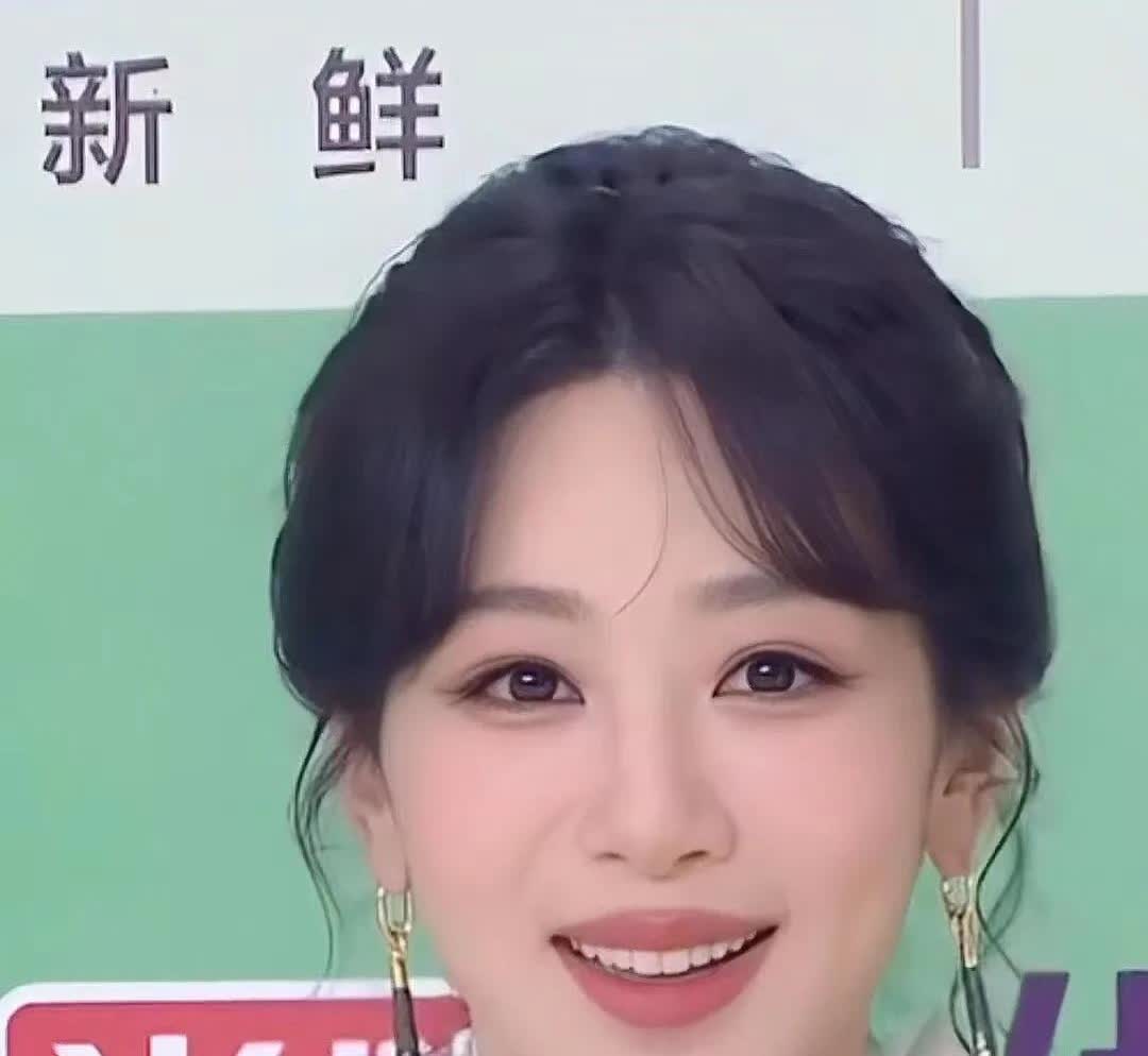 杨紫，
该做的事一样没做，
没结婚，没成家，也没有孩子，现在都32岁了，有钱