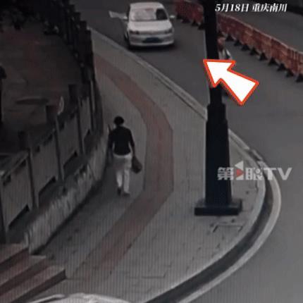 这就是命！明明已躲过车头，却被车尾扫中，真应了那句老话：是福不是祸，是祸躲不过！