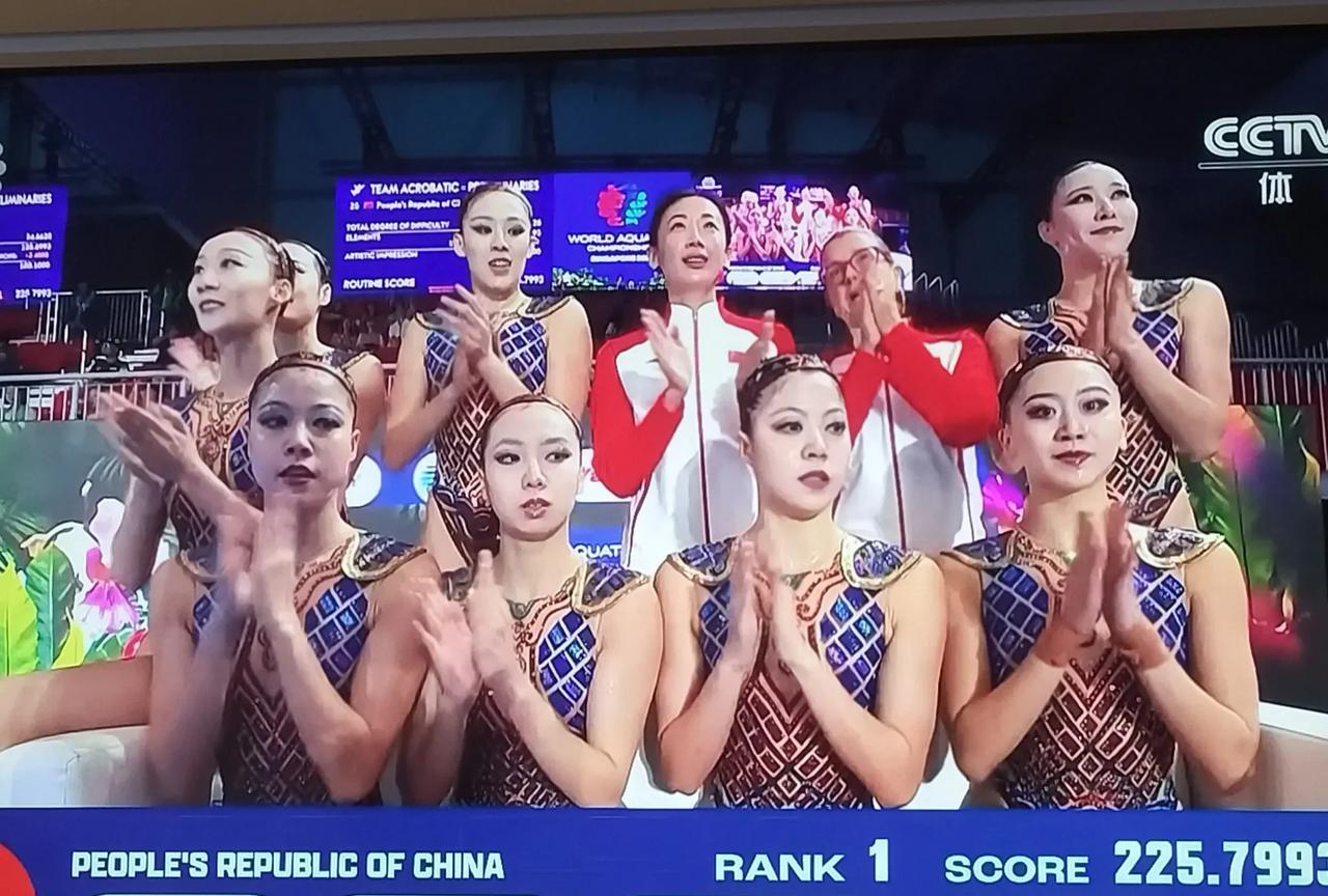 花样游泳女的里面出来个男的。
昨天看了中国花游表演的孙悟空很惊艳。
今天是主题是
