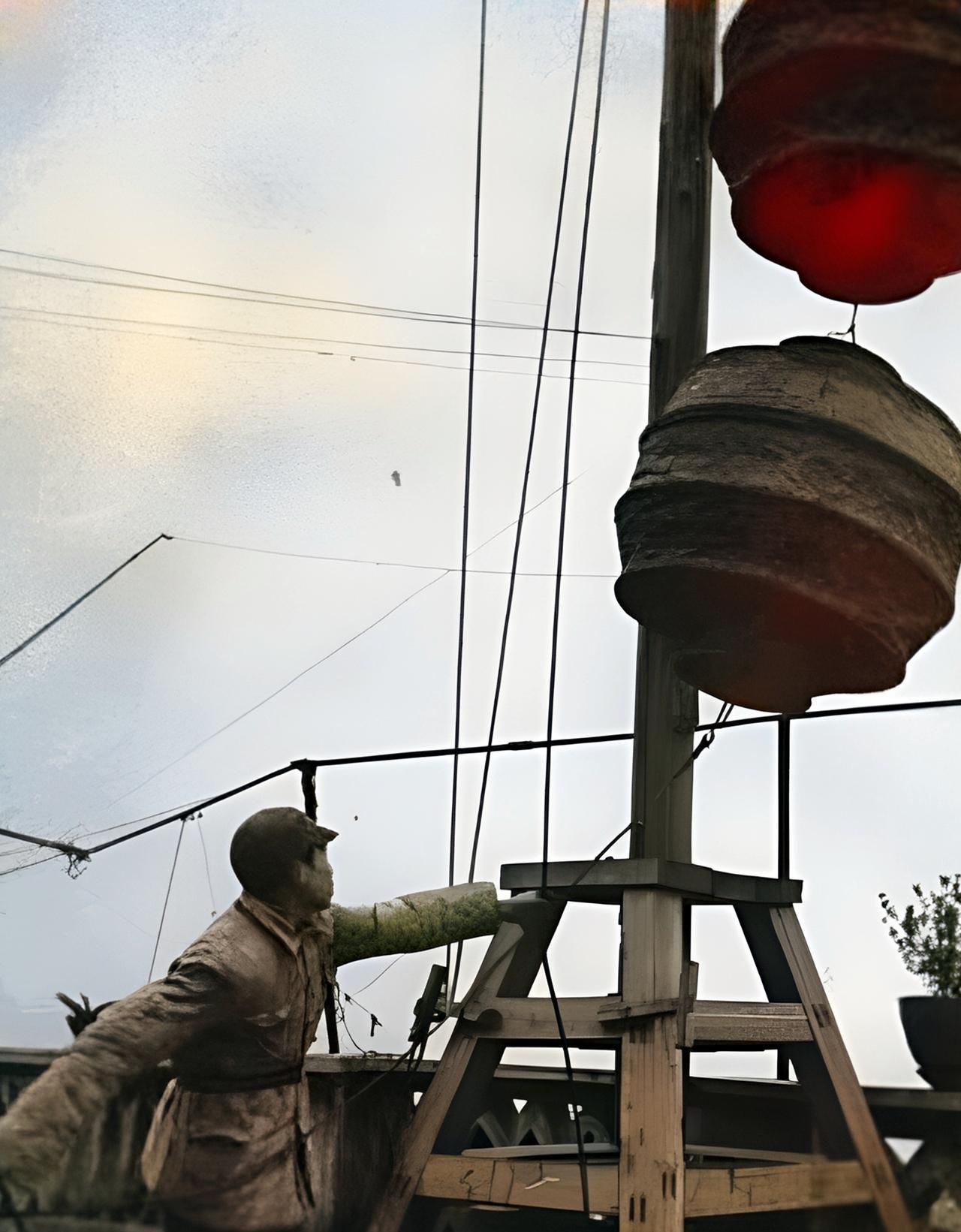 这是抗战时期重庆一名国军士兵升红球警报。当时，国民政府的权力中心在重庆。因此，重