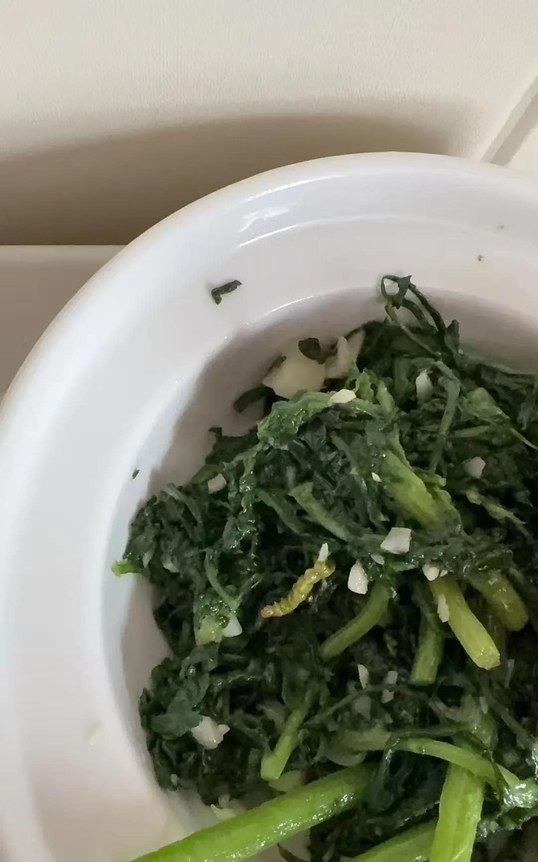 今天又尴尬了，托管室刚刚给宝妈们送完餐，这边就发过来了图片了，青菜里面有一条虫子