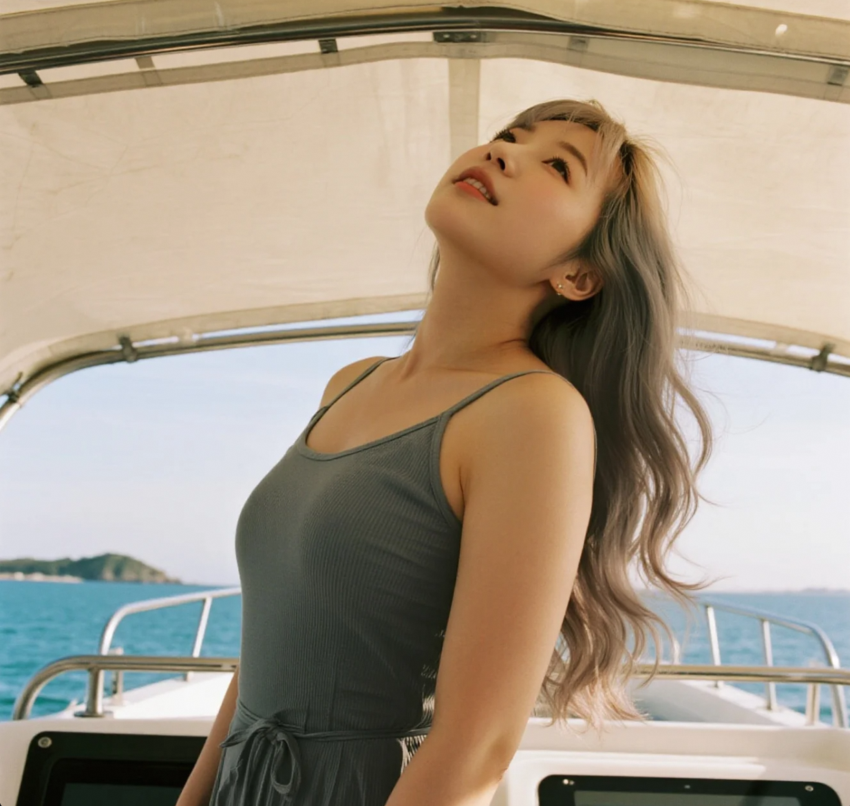 微风撩起她的长发，海面泛起涟漪