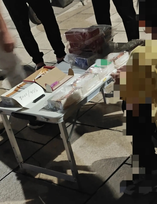 什么情况，50元200支！明目张胆的在卖散装烟，第一次碰到竟然有人敢在路边贩卖散