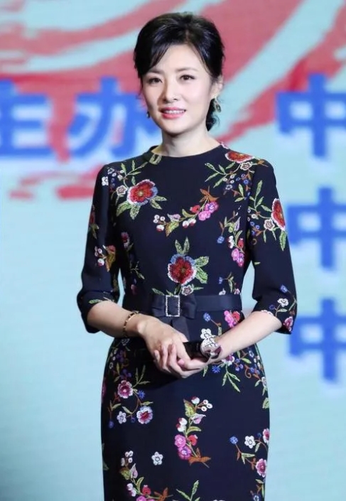 周涛穿印花裙，美成焦点！知性优雅，气质端庄，穿出了新高度，尽显东方女性美