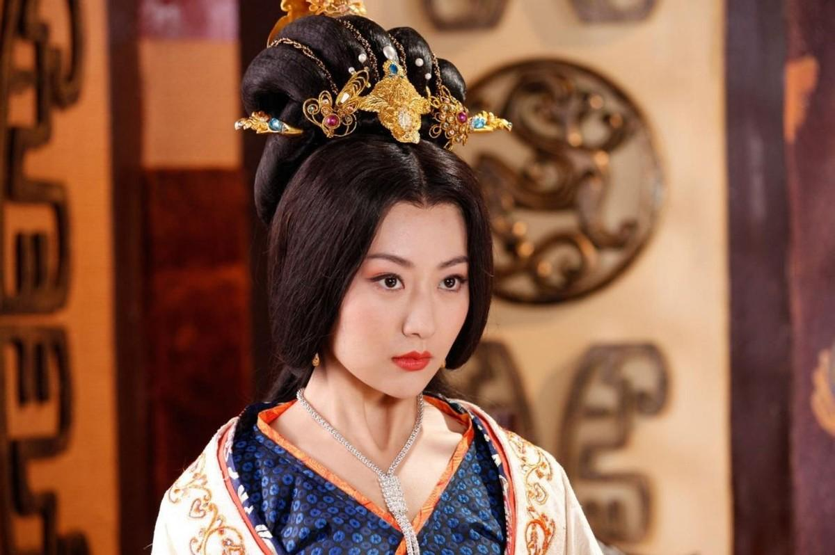 998年，汉臣韩德让病重，辽国太后萧绰心急如焚，她抱着韩德让幽幽地说：“这些年，