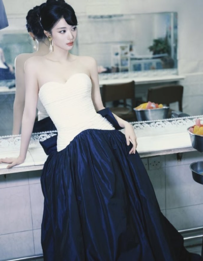 珍珠抹胸配裸背，冷白皮和珠光交织出油画感！王楚然这身把“富贵千金”和“破碎感”完