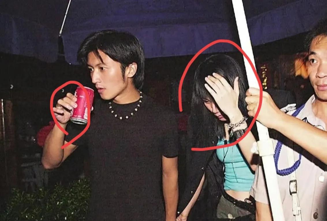2003年谢霆锋跟王菲首次复合被拍。
这张照片特殊的地方既不是换作谢霆锋牵着王菲