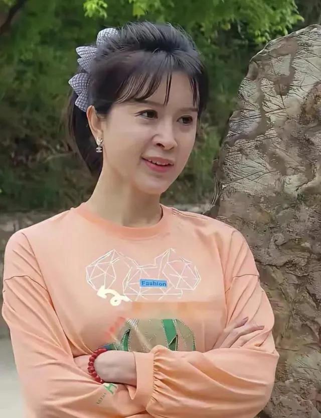 金巧巧，今年50岁了，这鼻孔变得这么大！记得2000年她在《西游记续集》中饰演″