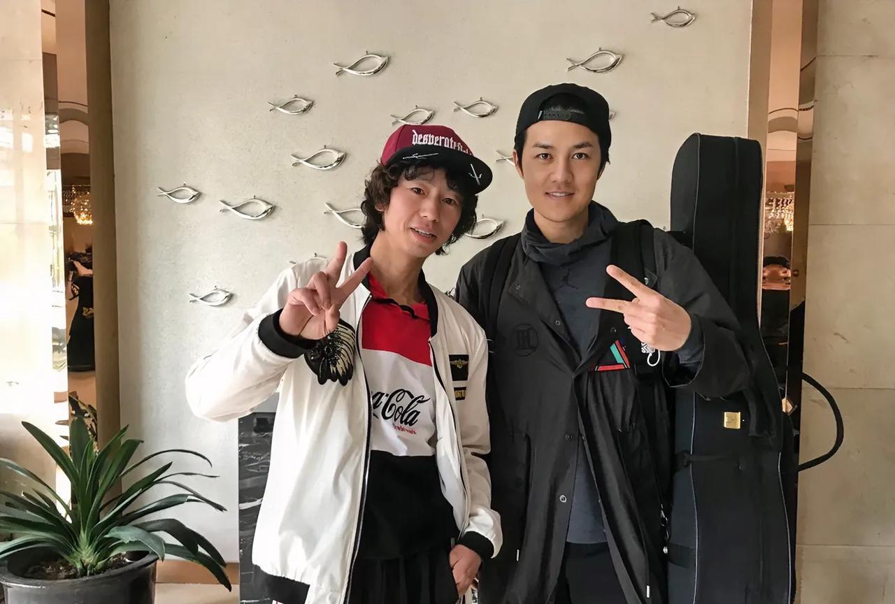 近日，吴克群在社交媒体上晒出为庞麦郎巡演送花篮的照片，瞬间引爆话题！作为音乐界的