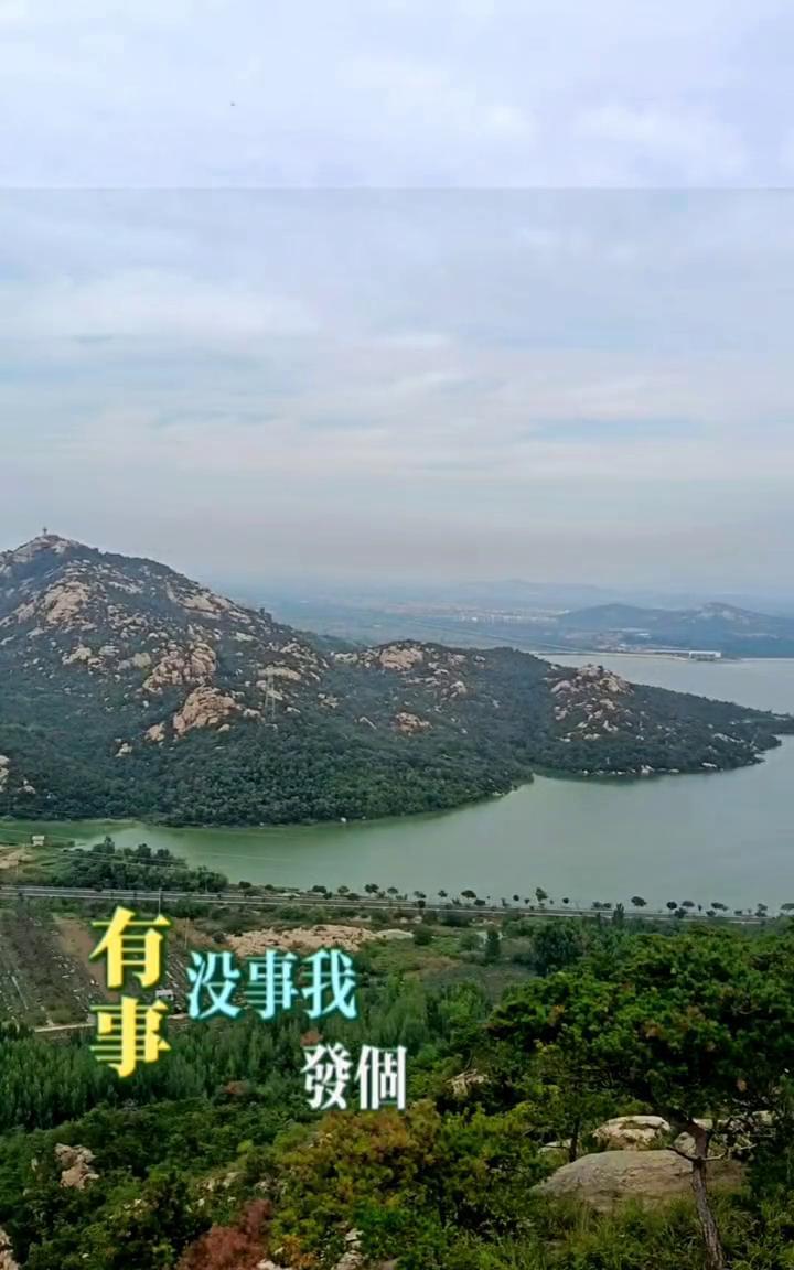 晒出的都是光彩的。
有事没事我发个朋友圈，虚幻的网络刷出存在感，晒出的都是光彩的