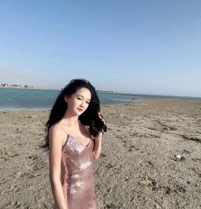46岁的陈乔恩，海边沙滩照好美，艾伦真的好会拍啊！
近日，陈乔恩的一组沙滩照在网