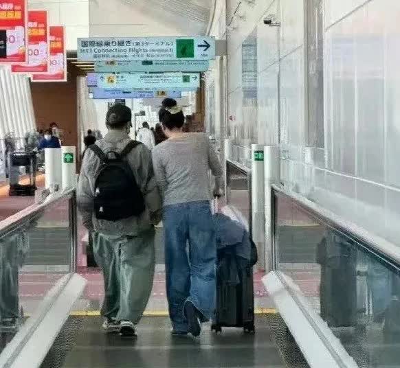 520一大早，王菲谢霆锋合体开启东京旅游模式。
知名媒体报道，5月20日，王菲