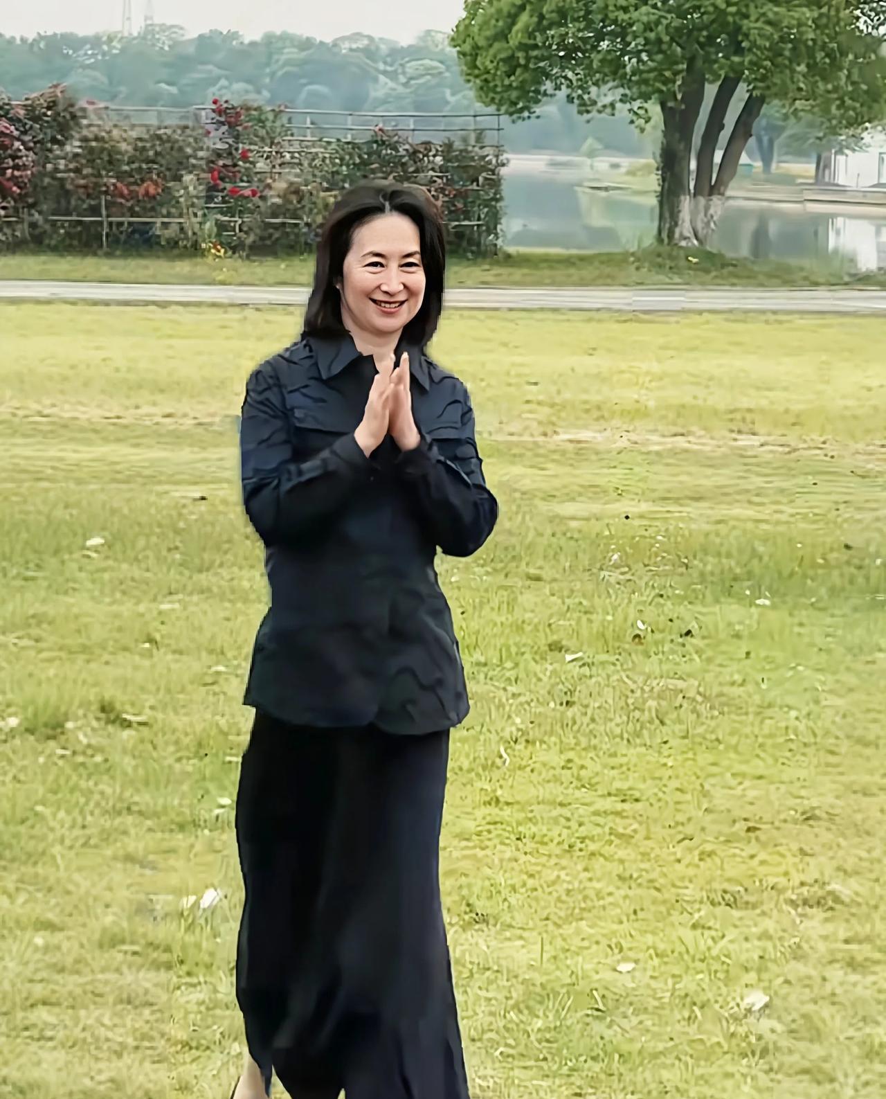 何超琼：爱国本来就是我们家庭一个重要的组成部分，是家训！
澳门“赌王”何鸿燊女儿