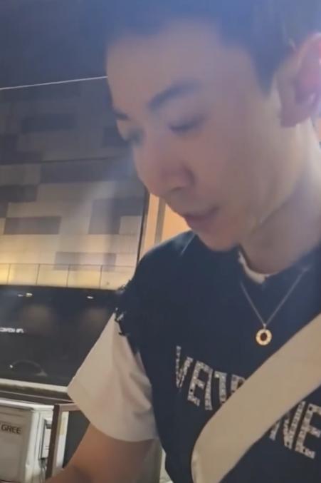刷到一个张维伊的视频，突然就理解董璇为什么会爱上他了。
剪短头发后的张维伊肉眼可