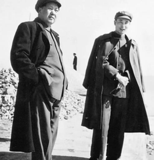 1953年，毛主席在杭州过元旦，席间公安厅长王芳说要改名，公安部长罗瑞卿也跟着起