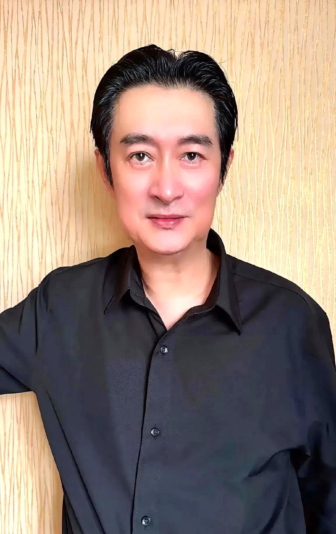 黄安举家搬迁大陆定居











我的天哪！黄安这是要玩真的？全家老小