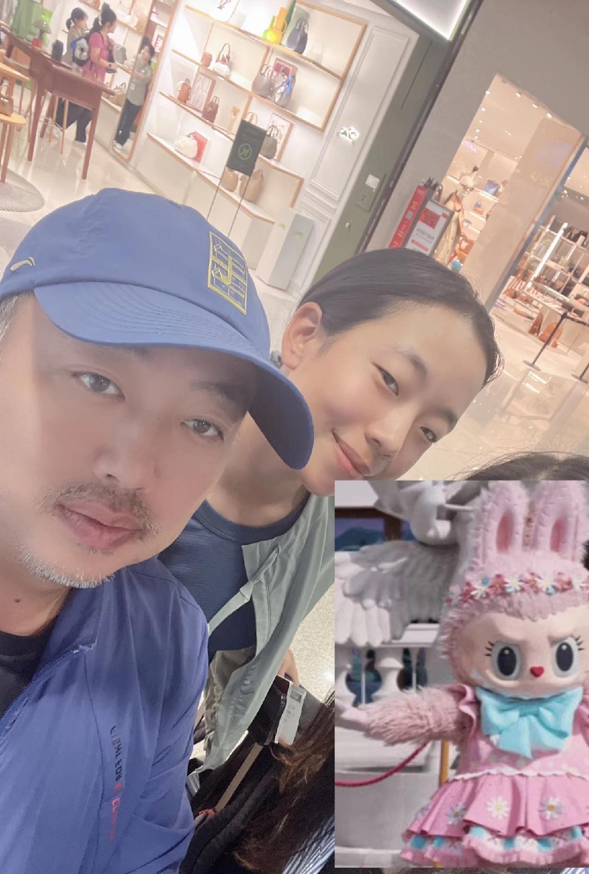 网友在首尔偶遇刘国梁和家人一起旅游！！
这位朋友还和梁子的女儿一起拍了合照！私底