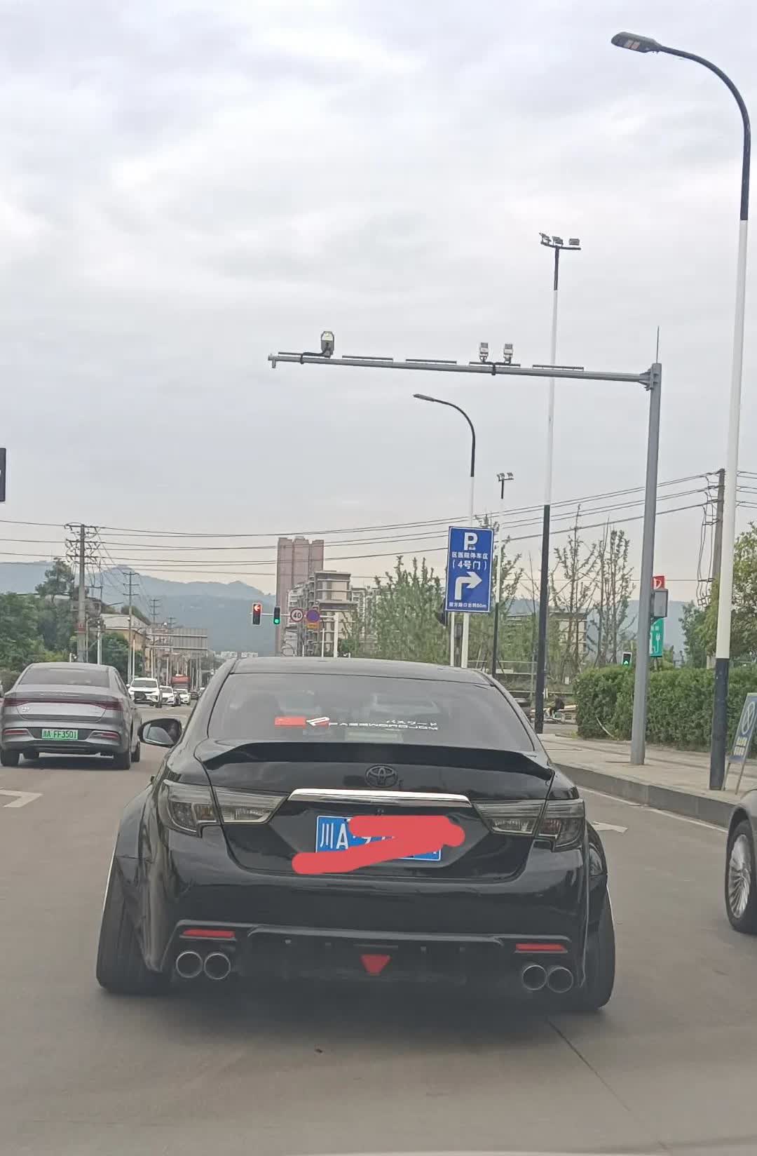 在东安湖体育公园附近发现一辆奇怪的车！
居然是个外八！
车轮触地面和普通车辆