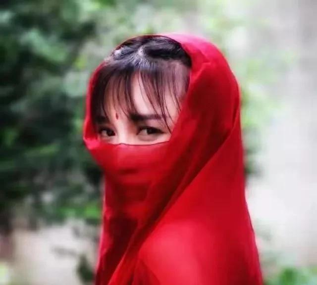 男人是有根的，而女人是无根的。
为什么这么说呢？因为自古至今，有男人的家才称的上