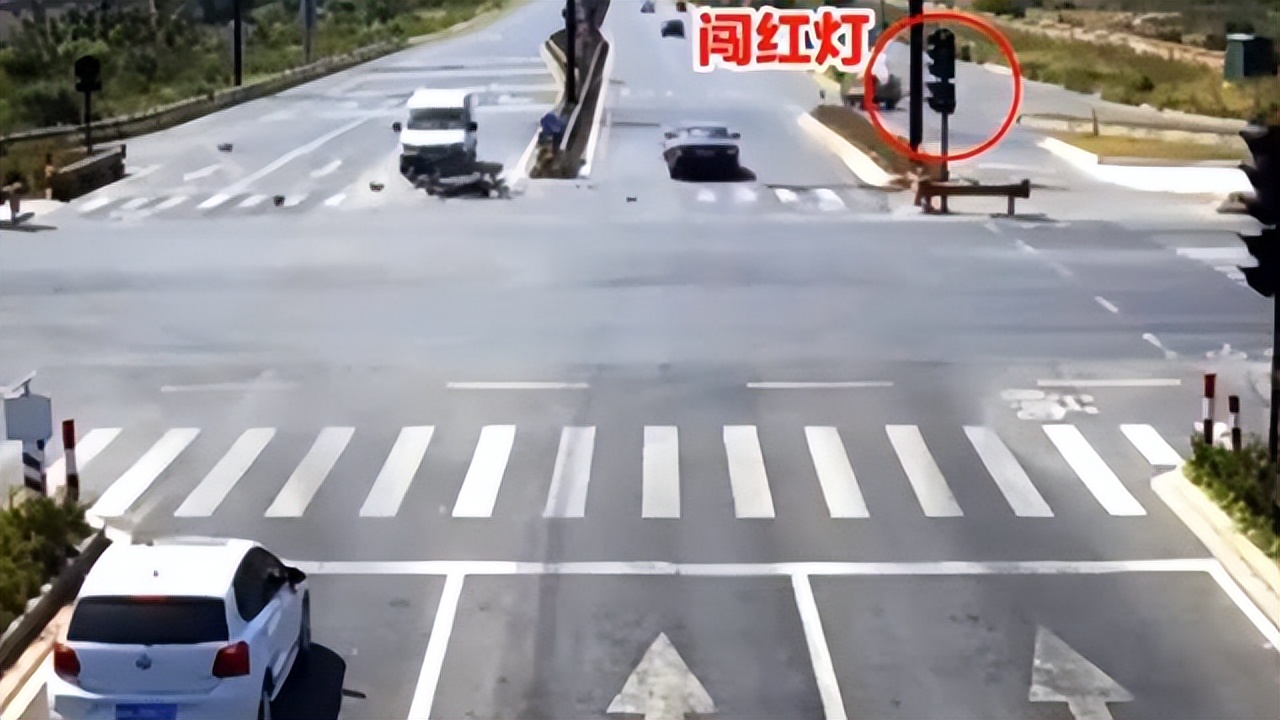 奔驰女司机醉酒飙车致1死1伤，逃逸后让老公顶罪，老公：我不傻