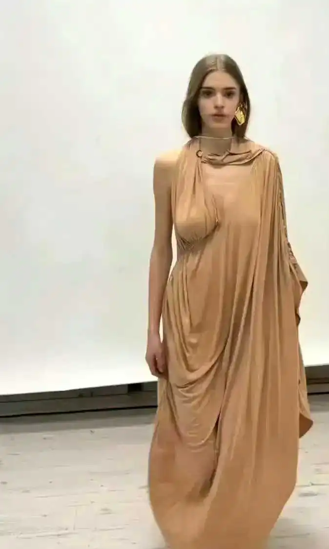 实在忍不住要吐槽了：这衣服的看点是什么？