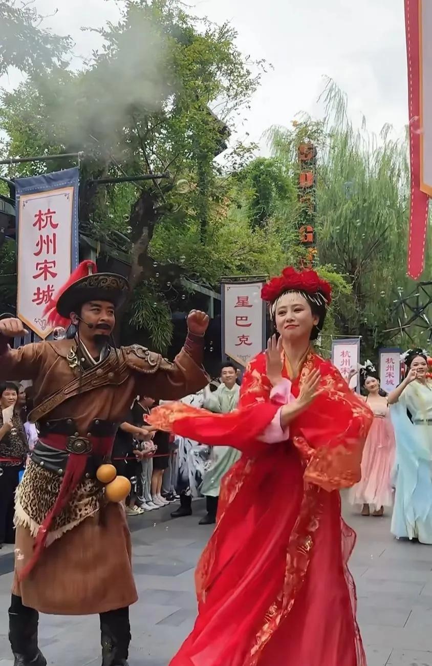 翁虹一点也不顾形象呀。
近日，在某景区，有网友拍到翁虹身着大红裙在表演。
衣服的