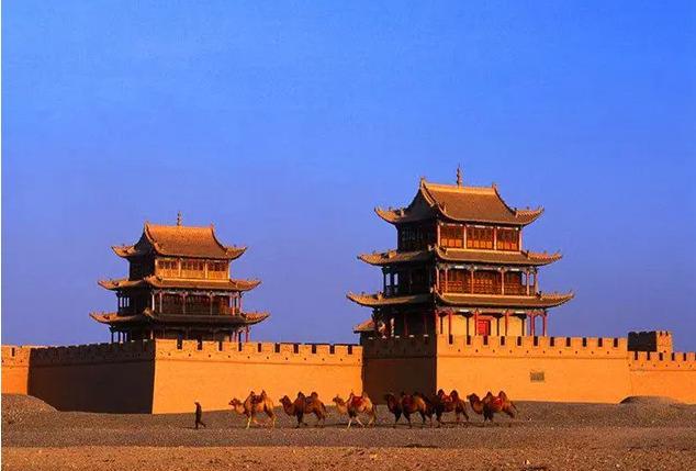 去过嘉峪关的人大多都知道，在嘉峪关的城墙上面有一块砖，安详的躺在那里几百年来从来