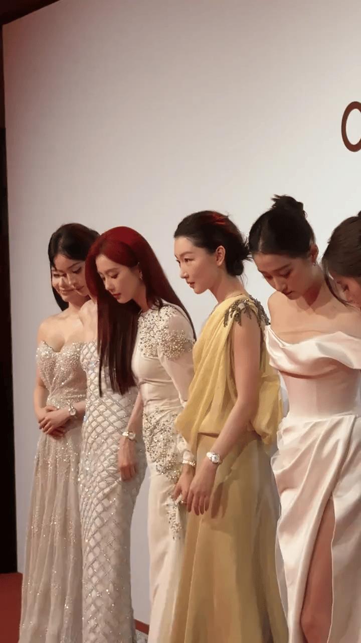 古力娜扎是人群中第一眼看去最美的，她的骨相和五官立体度是真的牛！[泣不成声]
每