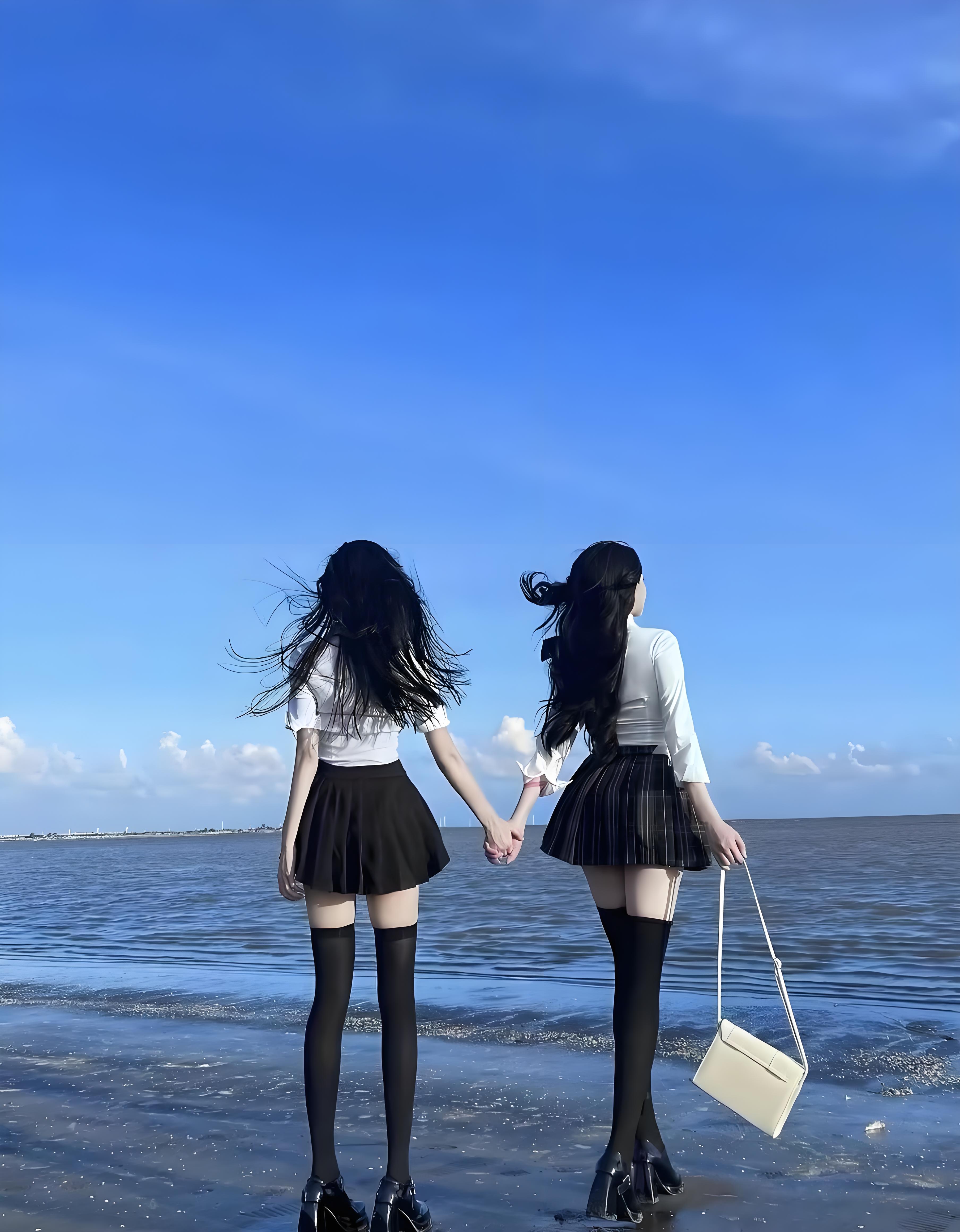 夏天就是要和姐妹一起出去玩，看看海，爬爬山，生活无限美好！