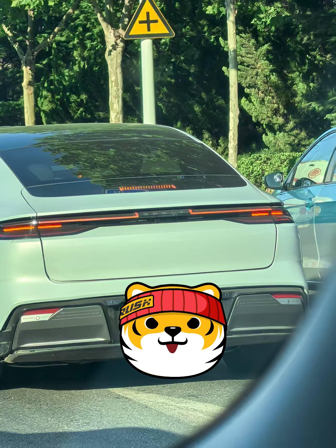 机械按钮一下打开，为啥它要设置到车机屏里