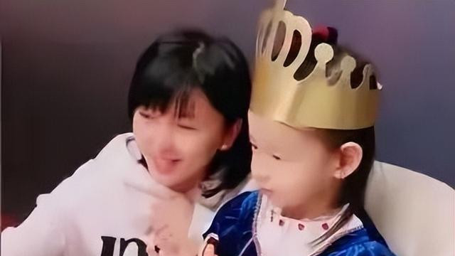 闫学晶小女儿说妈妈国外演出有两次瑕疵，唱歌忘词主持时说秃噜嘴