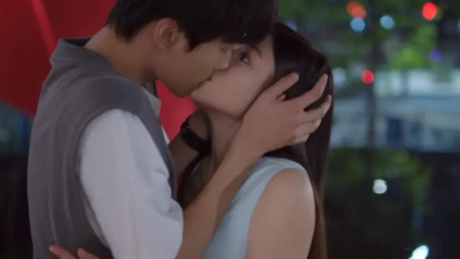 陈妍希新剧《狙击蝴蝶》开播4天，热度超25000，讲述了18岁男主疯狂爱上29岁离异女主