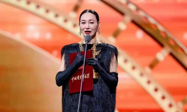 惠英红获华表奖深夜发文，说了六个感谢最后说谢谢我的祖国！
4月28日凌晨，惠英红