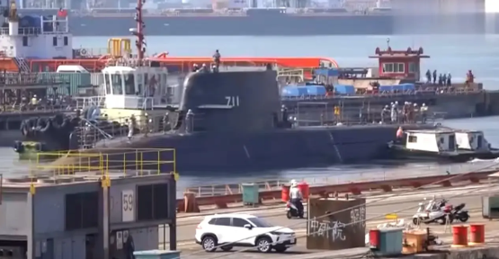 “海鲲”号即将进行海试，其排水量约为2500吨，艇长70米，宽8米，这排水量显然
