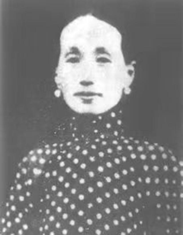 一天晚上，沈月英和表哥云雨过后，含着泪对表哥说：“今夜过后，你就离开上海吧，杜月