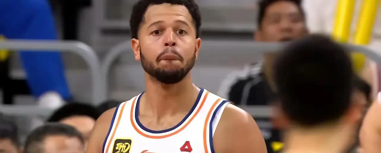 徐杰大胆“怒吼”回击哈维，我也是外援级别的水平！
广东客场被哈维投中一个神奇三分